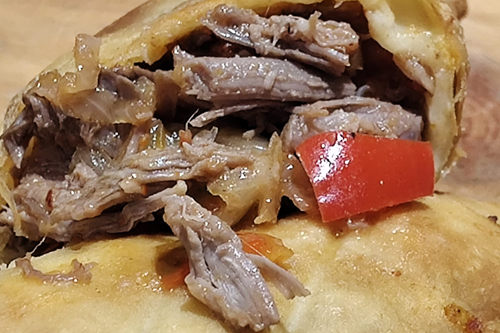 Empanada de carne desmechada al vino tinto